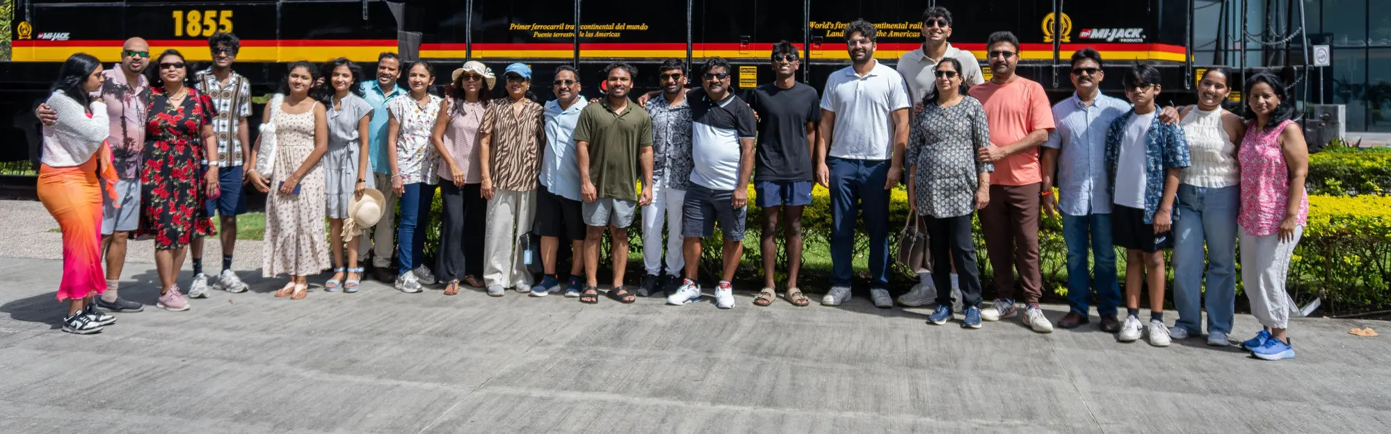 Junto a la locomotora del ferrocarril del Canal